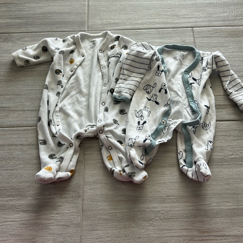 Carter’s Newborn 0M white pajamas babies football & puppies snap closure - Picture 3 of 10